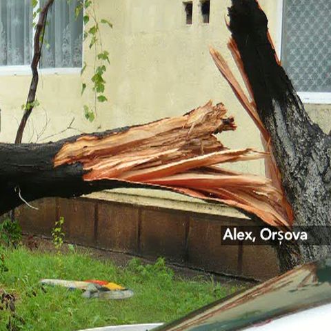 După ziua toridă de vineri, spre seară furtunile şi vijeliile au lovit mai multe zone din ţară