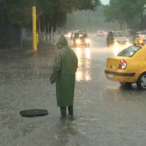 Cod galben de ploi şi vijelii pentru jumătatea de vest a ţării şi pentru zona de munte