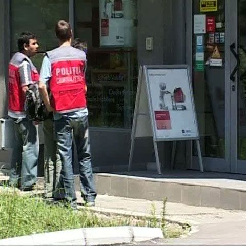 Autorul tentativei de jaf armat, de la o bancă din Braşov, este căutat de peste 100 de poliţişti