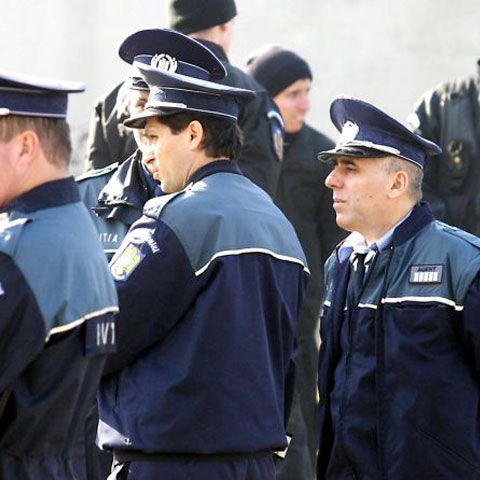 Poliţiştii români au adus în ţară, în ultima săptămână, 29 de urmăriţi internaţional