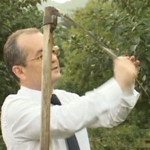 Politicienii fac orice ca să câştige inima electoratului 