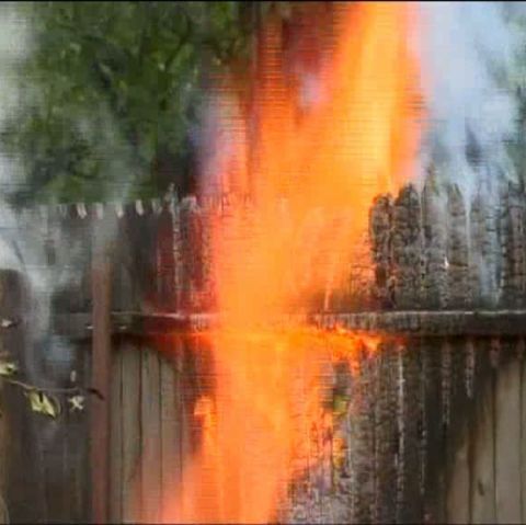 Regulatorul unei conducte de gaz a luat foc după ce a fost lovit de fulger 