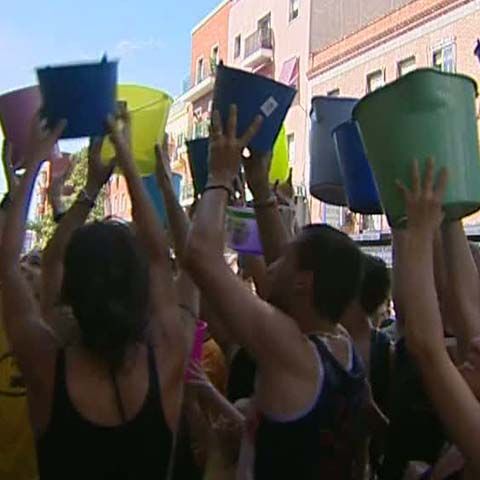 Bătaia cu apă într-un orăşel din Spania, între tradiţie şi caniculă