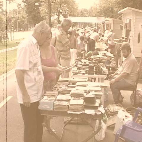 Iubitorii de antichităţi au preferat să admire obiectele expuse, la târgul din Capitală