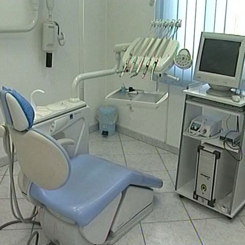 Cabinetul stomatologic pentru seropozitivi din Hunedoara a fost închis din cauza lipsei banilor 