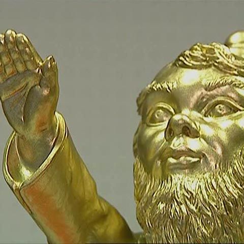 Un pitic de grădină salută trecătorii în stil nazist, în Germania