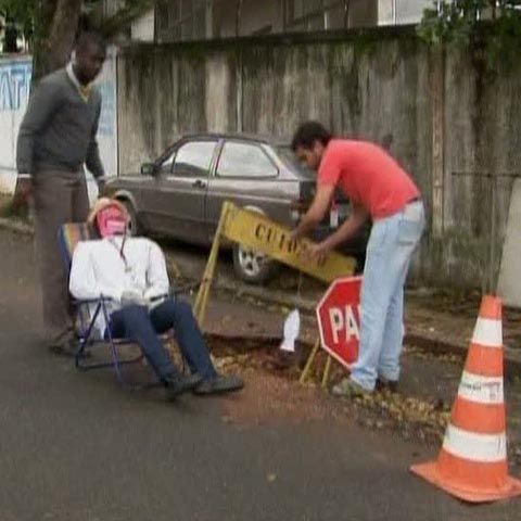 Manechinul care supraveghează gropile din Brazilia, o adevărată vedetă