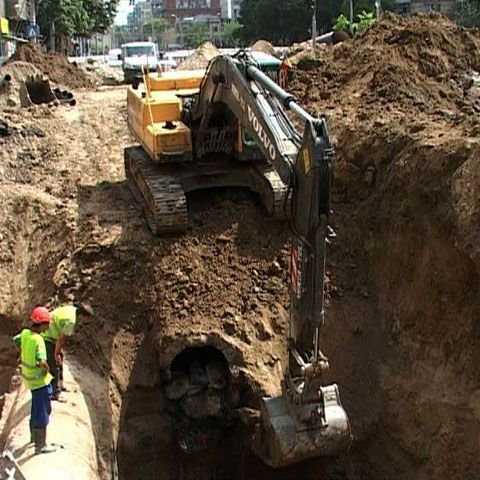 Şantierele Capitalei pun în pericol atât viaţa muncitorilor, cât şi a pietonilor