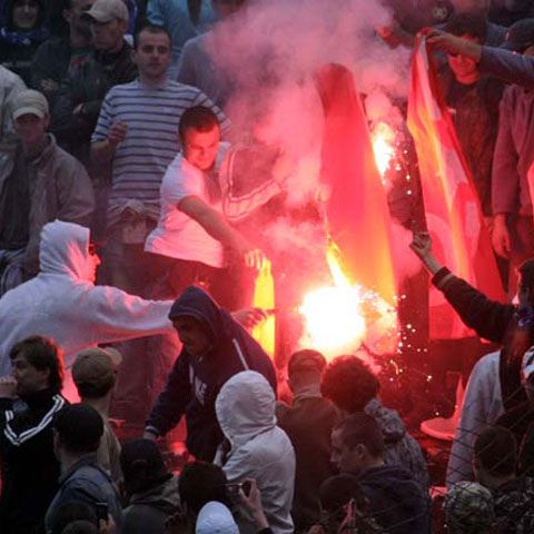 Steliştii se invită pe forumuri la meciul cu Ujpest: "Treceţi batalioane steliste Carpaţii!"