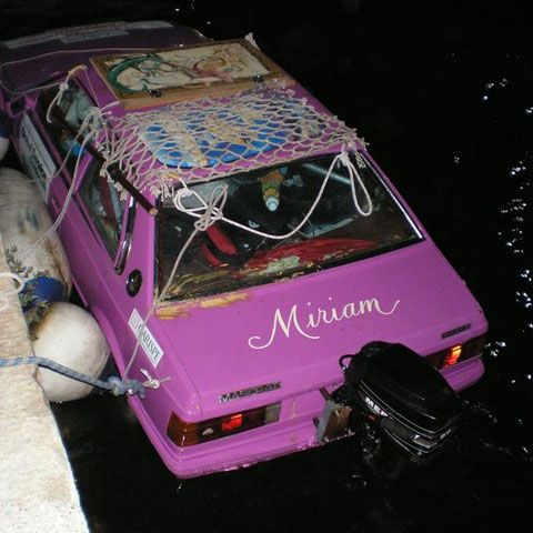 Doi italieni au transformat o maşină Maserati roz într-o barcă pentru a face o călătorie în jurul ţării