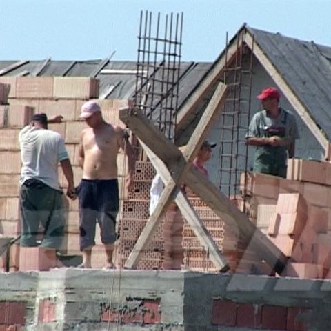 De la Mazăre pentru Păunescu, fără număr: Piaţa imobiliarelor nu e la pământ. E la plajă