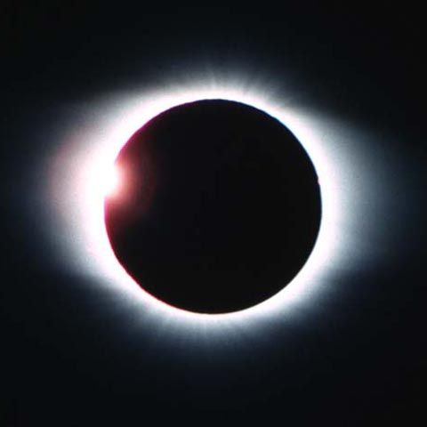 Vedeţi aici, în timp real, cea mai lungă eclipsă solară din acest secol