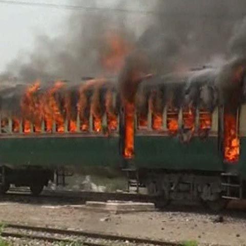 Protestatari furioşi au dat foc unui tren, în Pakistan - VEZI VIDEO
