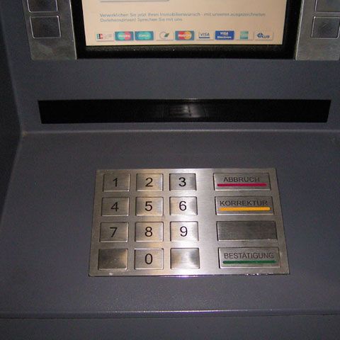 Cea mai nouă invenţie a hoţilor germani - bancomatul fals