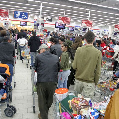 65% dintre români cred că situaţia economică s-a înrăutăţit în 2009 