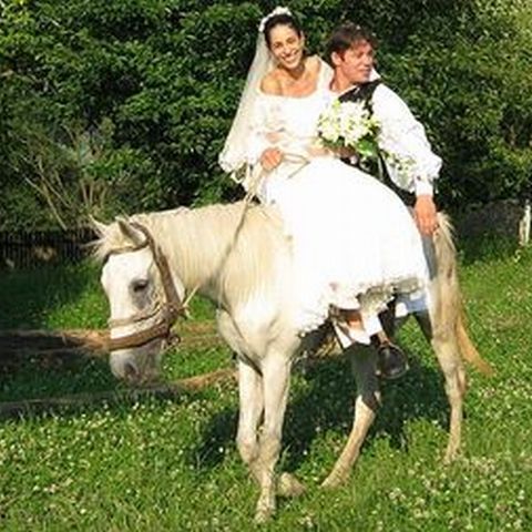 Actorul Cristi Iacob s-a dus să se însoare pe un cal alb