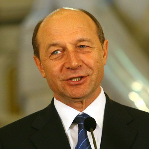 Băsescu: Fac apel la bărbatul Adrian Năstase să se prezinte în faţa procurorilor