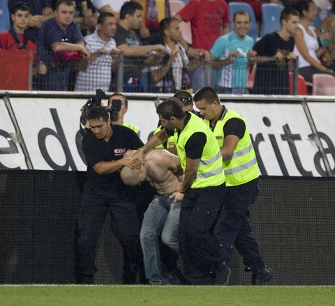 Steaua a fost amendată cu 50.000 de euro pentru incidentele de la meciul tur cu Ujpest