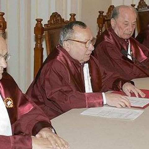 Curtea de Apel judecă, astăzi, dacă va obliga Ministerul Finanţelor la plata salariilor magistraţilor