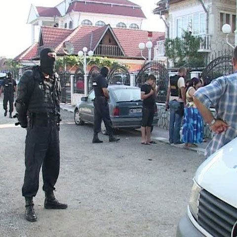 100 de poliţişti au descins la 11 palate, în cartierul romilor din Strehaia 