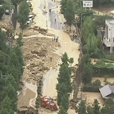 Cinci oameni au murit în cursul nopţii de vineri în inudaţiile din Japonia