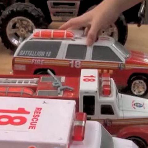 Un băieţel american îşi vinde jucăriile pentru a-şi ajuta tatăl şomer