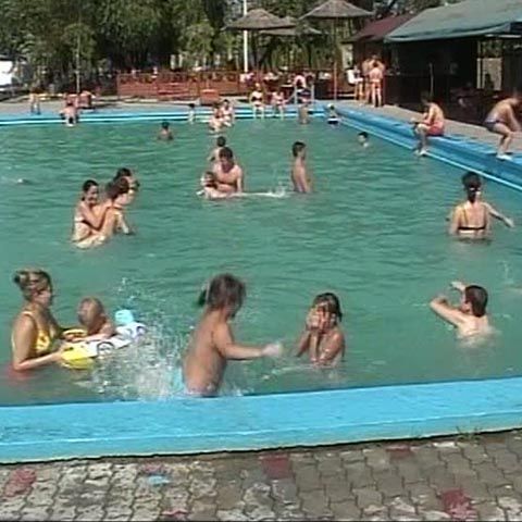 Mii de bucureşteni au luat cu asalt ştrandurile din Capitală