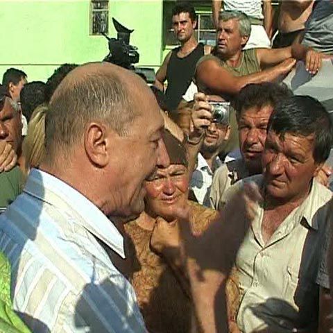 Preşedintele Băsescu a fost aplaudat la Dăbuleni, după ce primarul localităţii i-a spus să-şi ceară scuze