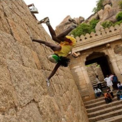 Un indian se poate caţăra cu mâinile goale pe orice perete sau clădire - VEZI VIDEO