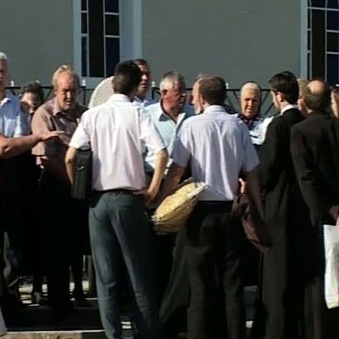 Scandal la biserica din Cetea, după ce enoriaşii s-au opus schimbării preotului - VEZI VIDEO