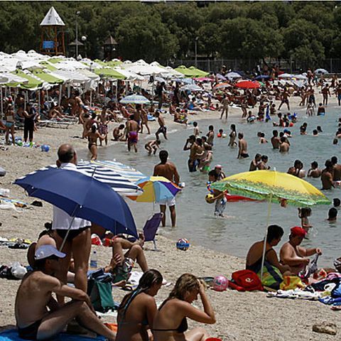 70 de persoane au fost evacuate de pe o plajă din Grecia, din cauza incendiilor de vegetaţie