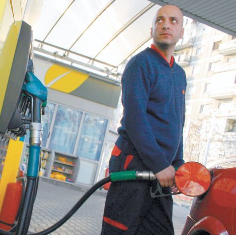 Rompetrol şi Petrom au scumpit carburanţii 