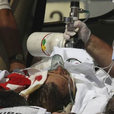 Massa îşi mişcă mâinile şi picioarele