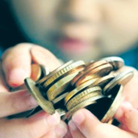 Jumătate dintre români trăiesc din mila statului