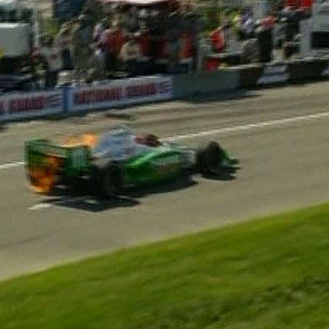 Indycar: Monopostul brazilianului Tony Kanaan a fost cuprins de flăcări la standuri. ATENŢIE, IMAGINI ŞOCANTE!