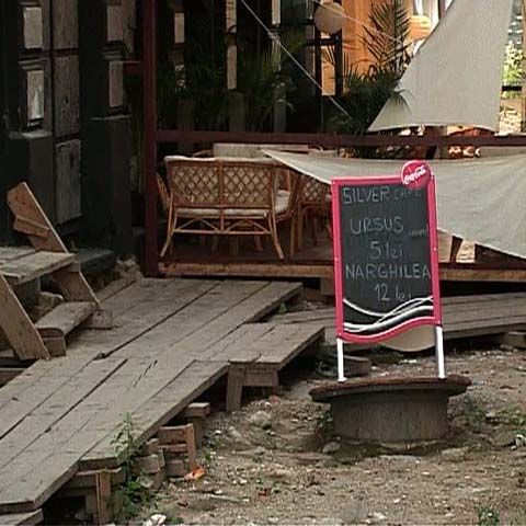 Bucureştenii se înghesuie în centrul istoric al Capitalei, în ciuda mizeriei