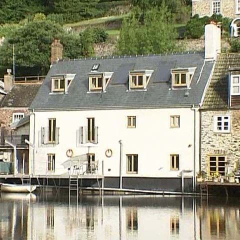 Cumpără o casă de lux din Marea Britanie şi primeşti ca bonus şalupă şi maşină