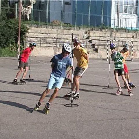 Campionii la patinaj viteză pe gheaţă se antrenează pe asfalt - VEZI CUM ARATĂ UN ANTRENAMENT