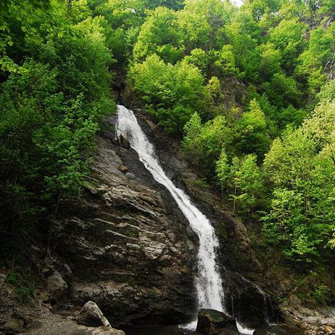 Valea Oltului, o destinaţie de vacanţă bogată în cascade şi în mănăstiri de poveste