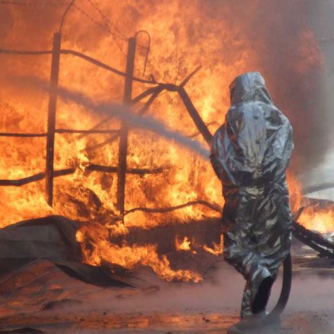 Două persoane au fost grav rănite în urma unei deflagraţii care a distrus o garsonieră din Braşov