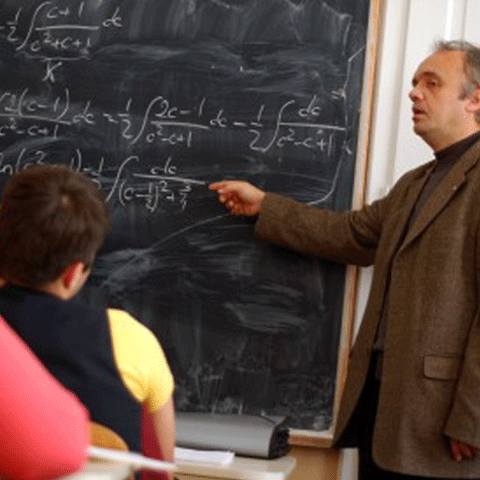 Aproximativ 2.000 de catedre din învăţământul vasluian vor fi ocupate de profesori suplinitori