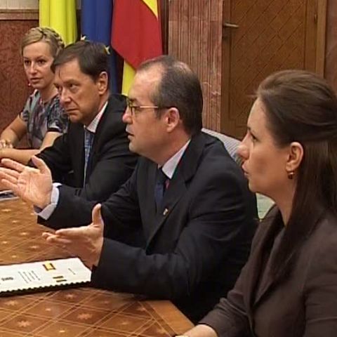 Premierul Emil Boc a picat, din nou, testul la limba engleză