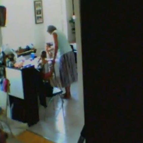 O bonă a fost înregistrată în timp ce bătea copiii de care ar fi trebuit să aibă grijă. VEZI VIDEO