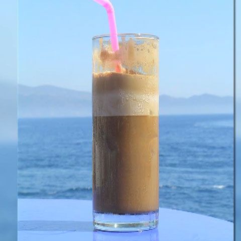 Nutriţioniştii avertizează: cafeaua frappe are calorii cam cât o friptură cu cartofi prăjiţi 