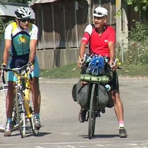 Un băcăuan a pornit într-un tur al Europei pe bicicletă