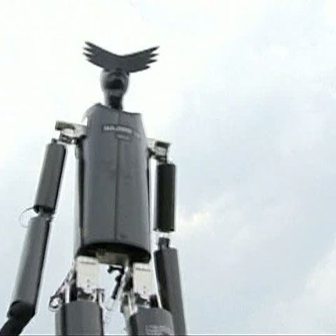 Un robot de doi metri înălţime învaţă să joace fotbal