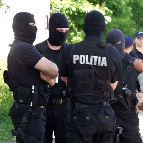 DIICOT a efectuat percheziţii în 34 de locuinţe ale unor suspecţi de trafic de droguri din Suceava