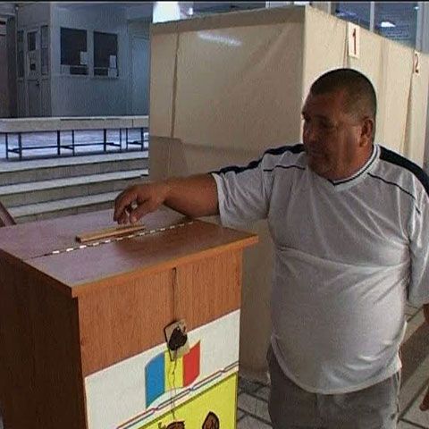 28.4% dintre cetăţenii moldoveni cu drept de vot s-au prezentat la urne până la ora 12.45, anunţă UNIMEDIA