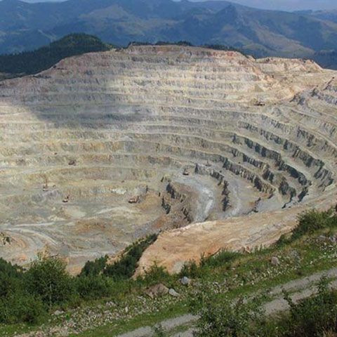 Prefectul de Alba: Exploatarea de cupru de la Roşia Poieni poate deveni o bombă ecologică