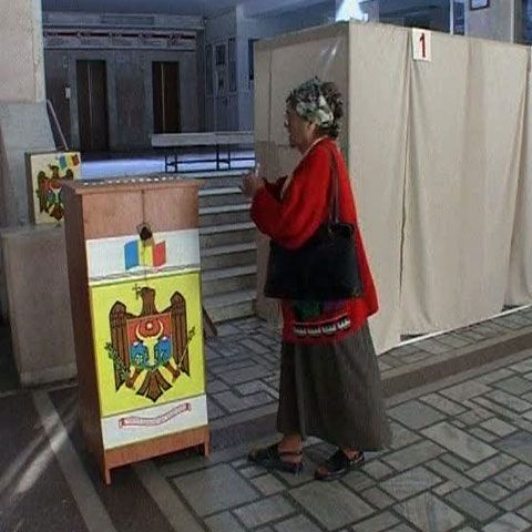 33% dintre alegătorii moldoveni au votat până la ora 16.00 